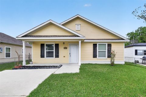 Photo of 324 17th Avenue N, Texas City, TX 77590 (MLS # 89112900)