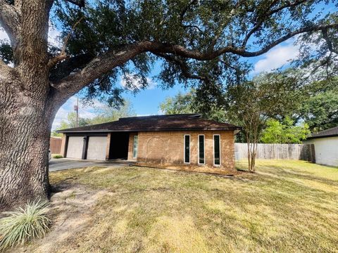 Photo of 527 Kingsbury Lane, Friendswood, TX 77546 (MLS # 29391274) Photo of 527 Kingsbury Lane, Friendswood, TX 77546 (MLS # 29391274)