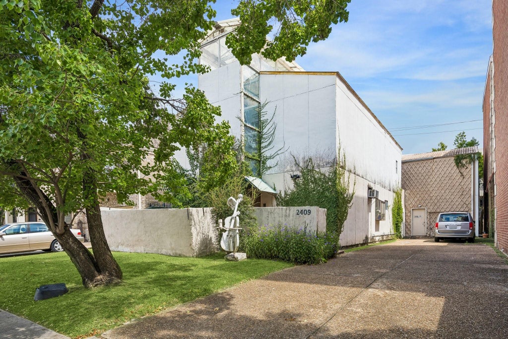 Photo of 2409 Kingston Street, Houston, TX 77019 (MLS # 73196071)