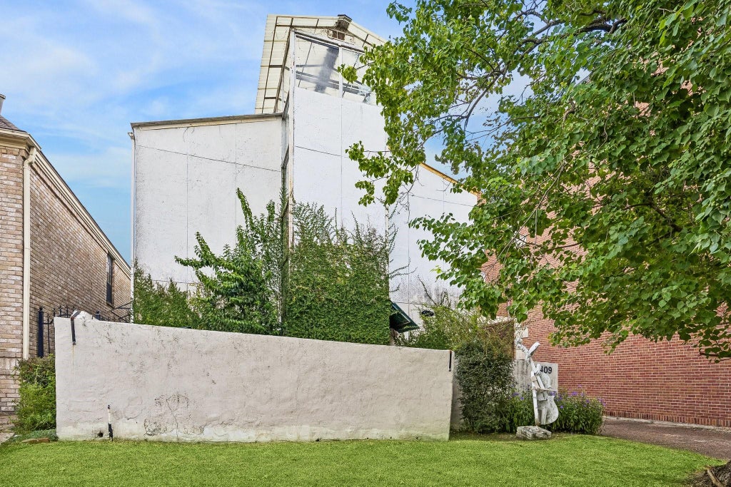 Photo of 2409 Kingston Street, Houston, TX 77019 (MLS # 73196071)