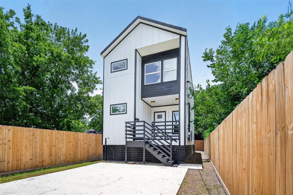 Photo of 2205 Des Chaumes Street, Houston, TX 77026 (MLS # 38719346)