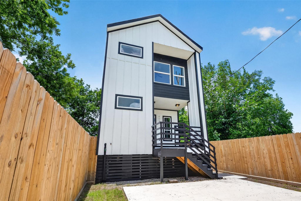 Photo of 2205 Des Chaumes Street, Houston, TX 77026 (MLS # 38719346)