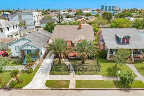 Photo of 3911 Avenue R 1/2, Galveston, TX 77550 (MLS # 51166855)