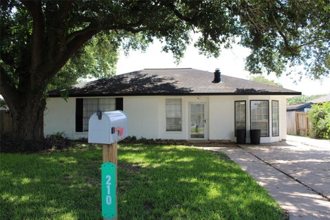Photo of 210 Brigadoon Lane, Friendswood, TX 77546 (MLS # 84988140)