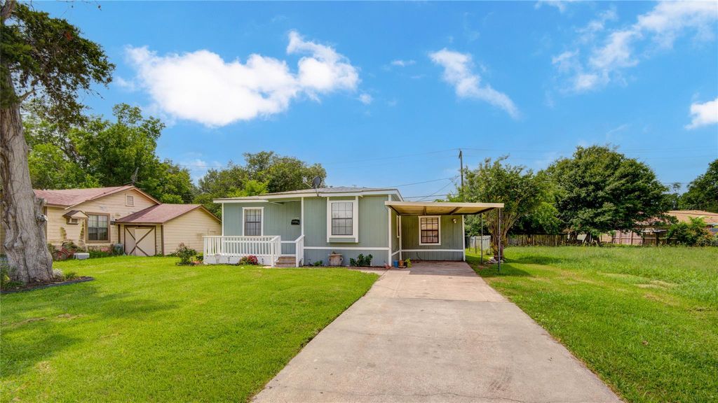 Photo of 127 Huisache Street, Lake Jackson, TX 77566 (MLS # 69597400)