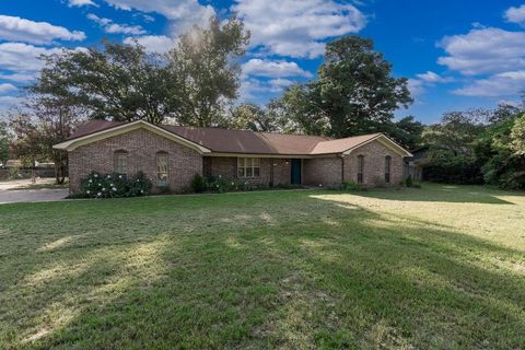 Photo of 120 Donniebrook Street, Palestine, TX 75803 (MLS # 14295312) Photo of 120 Donniebrook Street, Palestine, TX 75803 (MLS # 14295312)