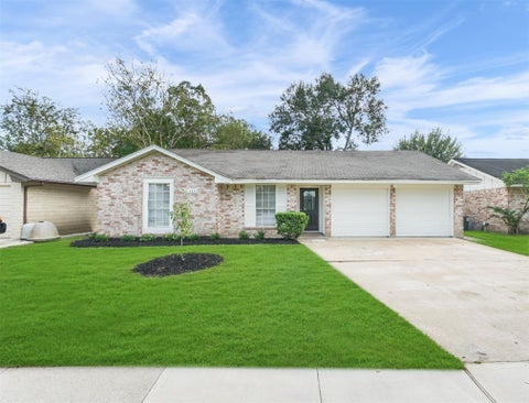 Photo of 13435 Greenbriar Drive, Sugar Land, TX 77498 (MLS # 15742923)