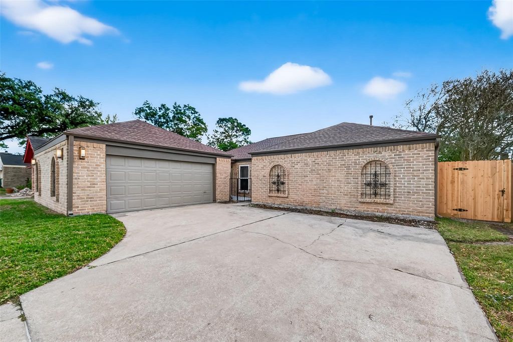 Photo of 826 Halewood Drive, Houston, TX 77062 (MLS # 7078711)