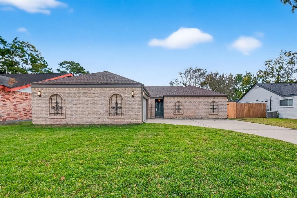 Photo of 826 Halewood Drive, Houston, TX 77062 (MLS # 7078711)