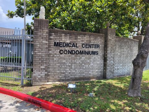 Townhouse For Sale - 7649 Cambridge Street #7649<br/> Houston, TX 77054