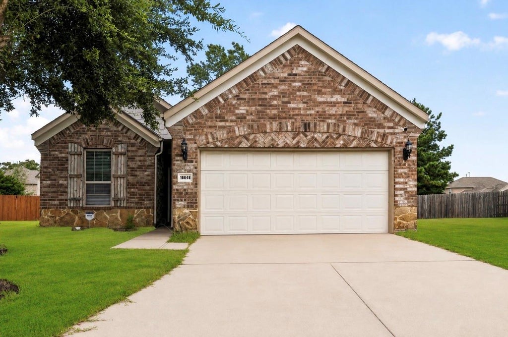 Photo of 16648 Conner Creek Lane, Houston, TX 77044 (MLS # 21277504)