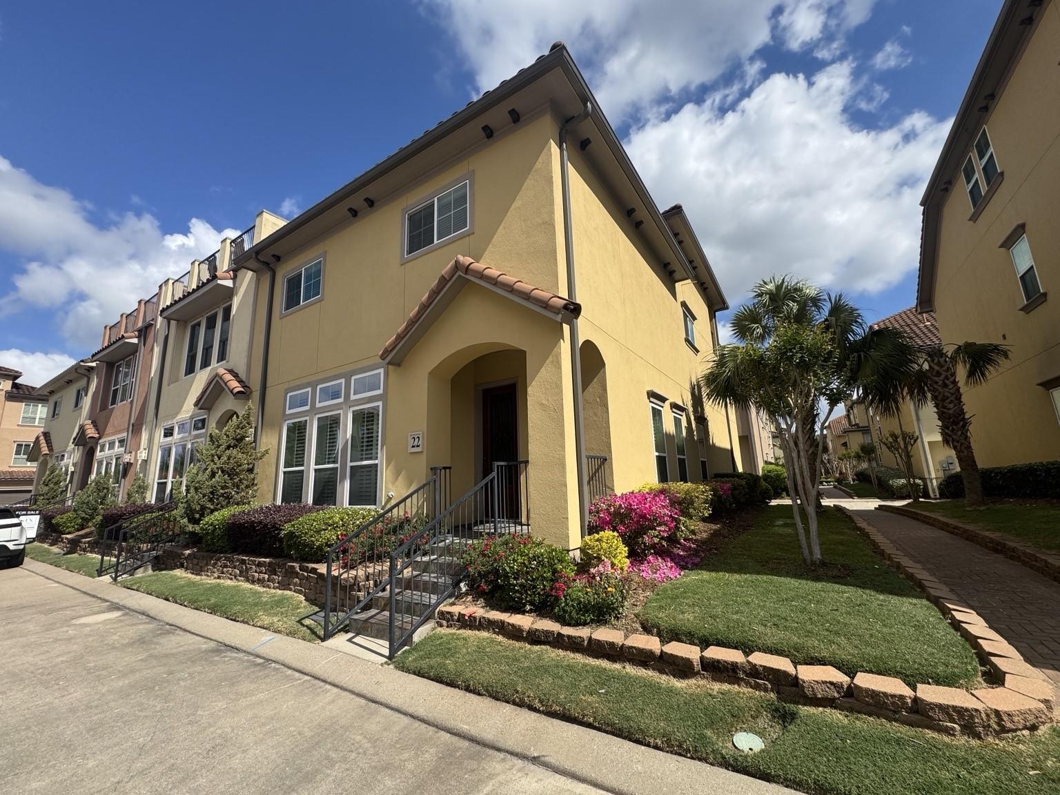 22 W Oaks Drive