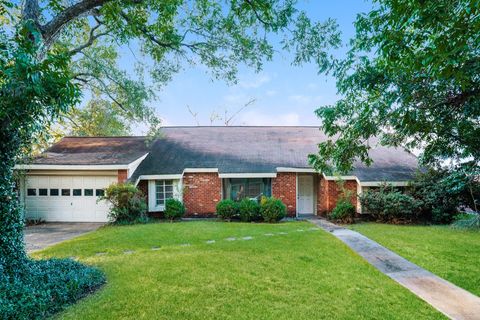 Photo of 702 Rosewood Drive, Baytown, TX 77520 (MLS # 74560415)