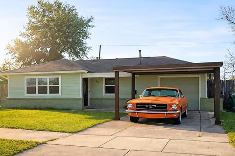 Photo of 7953 Turquoise Lane, Houston, TX 77055 (MLS # 90442377)