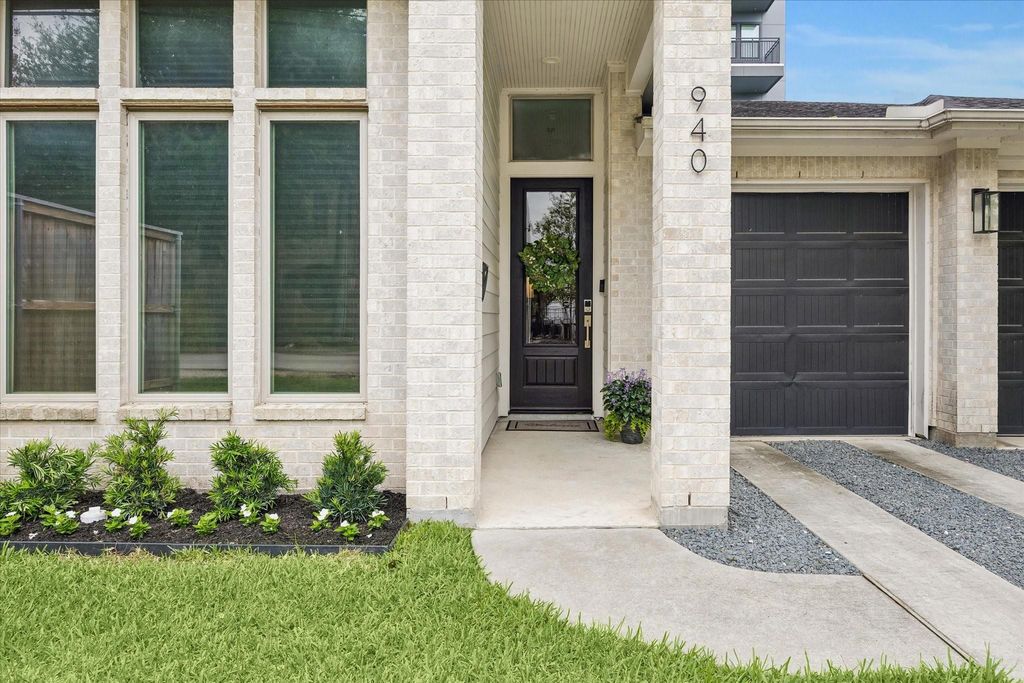 Photo of 940 W 21st Street, Houston, TX 77008 (MLS # 70544062)