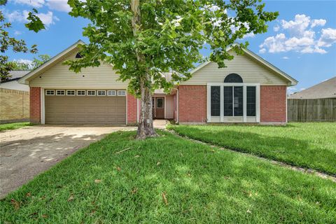 Photo of 3 Chuckwagon Court, Angleton, TX 77515 (MLS # 38797608)