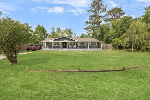 Photo of 16766 Lake Circle, Conroe, TX 77302 (MLS # 77667599)