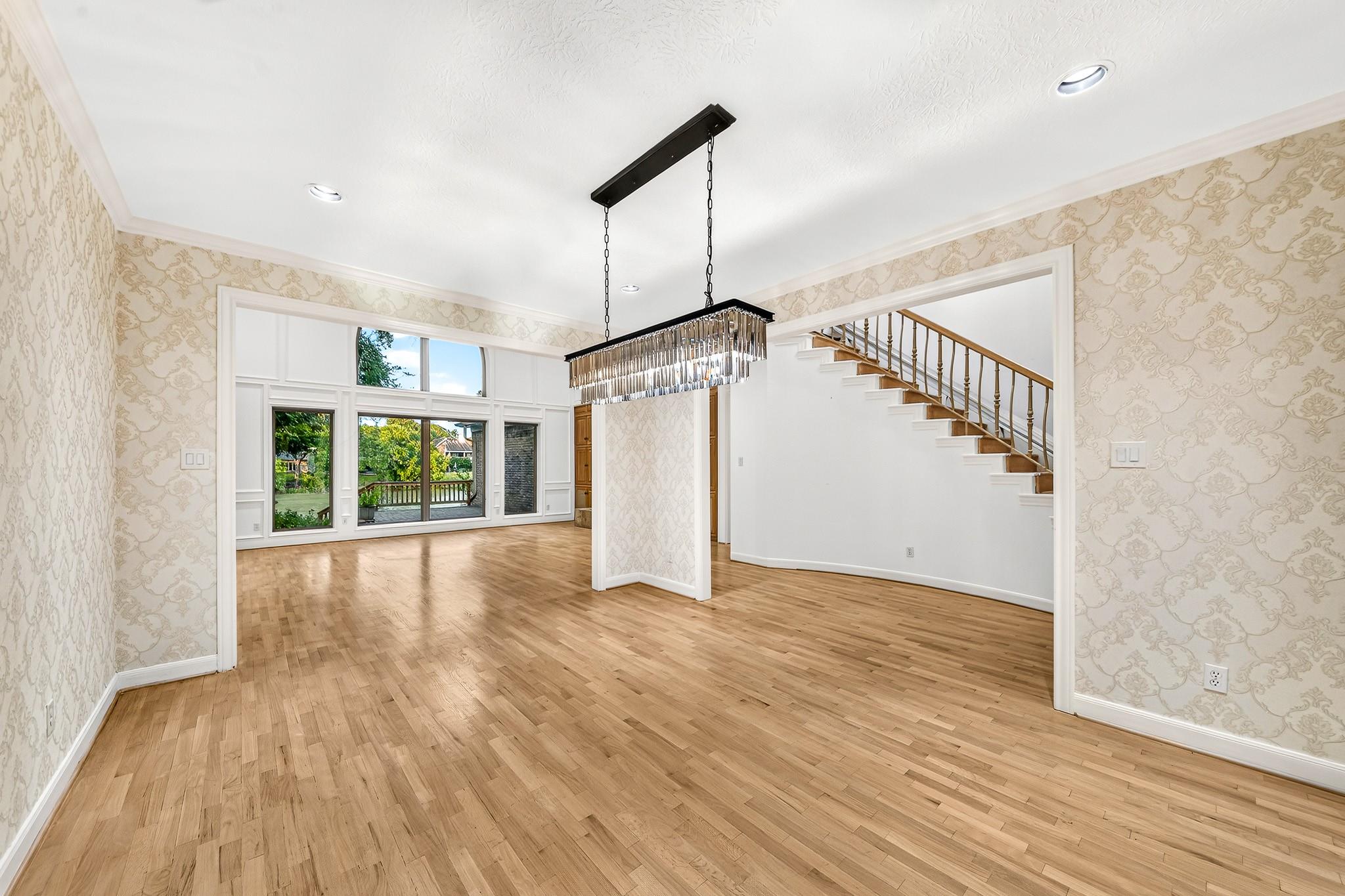 407 Lakeside Boulevard