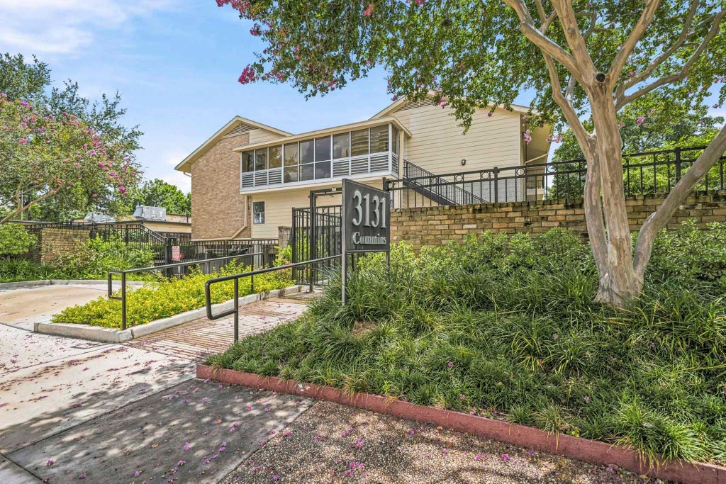Photo of 3131 Cummins Street #80, Houston, TX 77027 (MLS # 16633453)