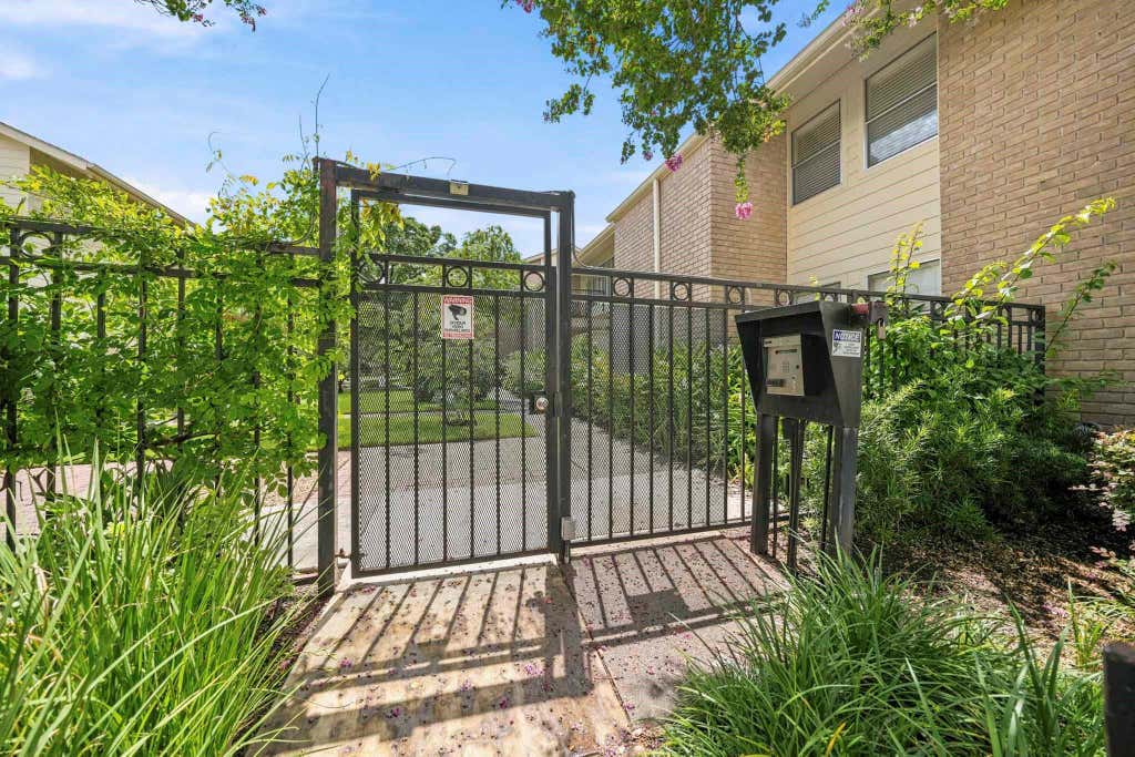 Photo of 3131 Cummins Street #80, Houston, TX 77027 (MLS # 16633453)
