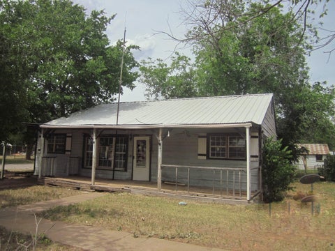 Photo of 401 Avenue F SE, Childress, TX 79201 (MLS # 69318994)