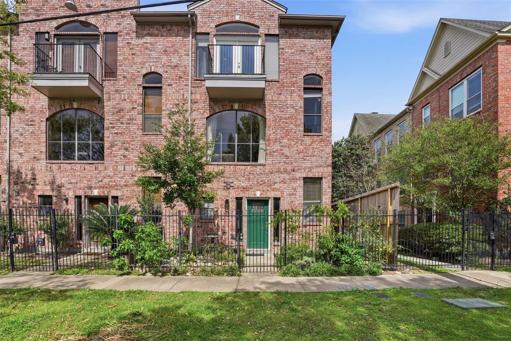 Photo of 2725 La Branch Street, Houston, TX 77004 (MLS # 63065755)