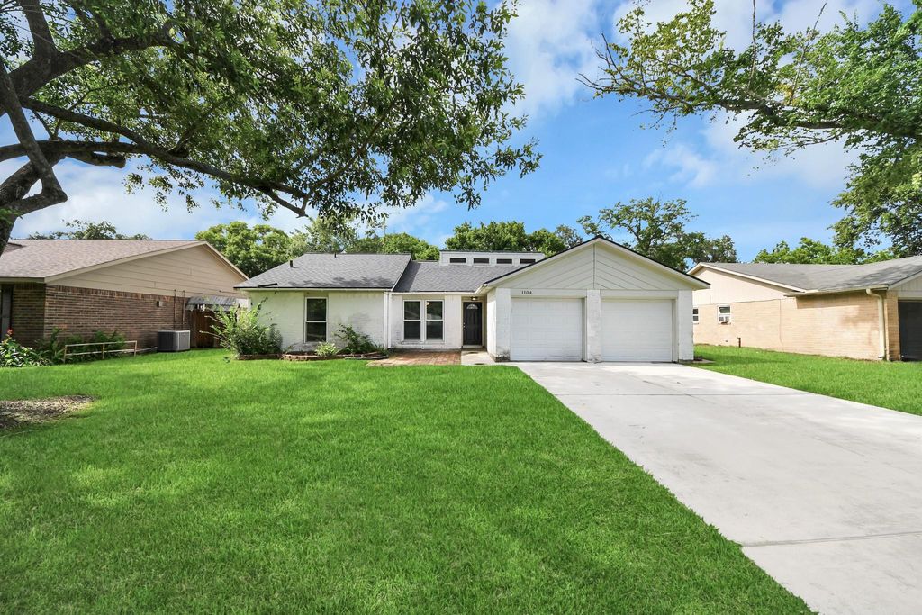 Photo of 1104 N Heron Drive, Seabrook, TX 77586 (MLS # 67403535)
