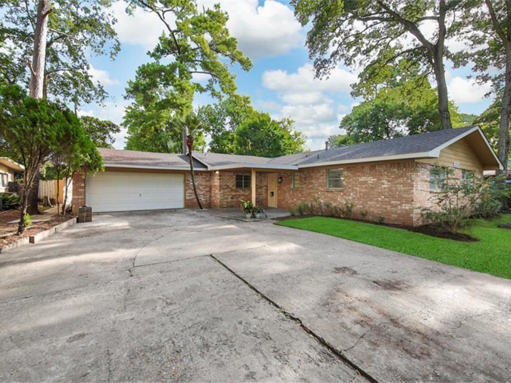 Photo of 10034 Westview Drive, Houston, TX 77055 (MLS # 30183554)