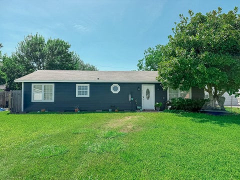 Photo of 224 Maple Drive, Hitchcock, TX 77563 (MLS # 44936393)