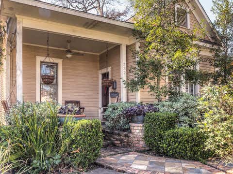 Photo of 332 W 27th Street, Houston, TX 77008 (MLS # 60973906)