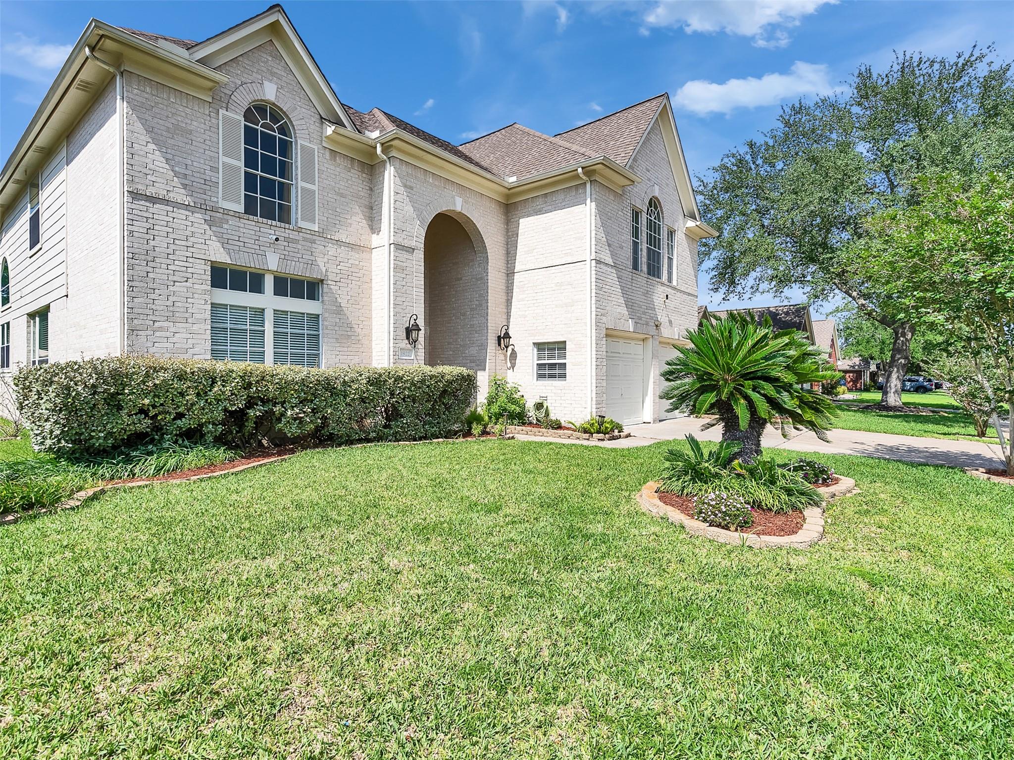 1922 Oakwood Court Drive