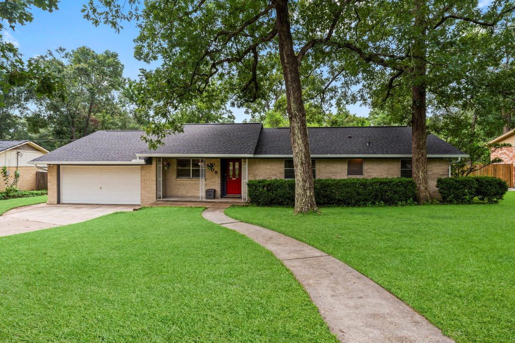 Photo of 209 Summit Drive, Conroe, TX 77303 (MLS # 60084215)