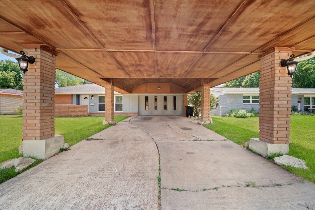 Photo of 2835 Dragonwick Drive, Houston, TX 77045 (MLS # 39939736)