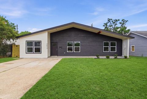 Photo of 5603 Rue Street, Houston, TX 77033 (MLS # 41998922)