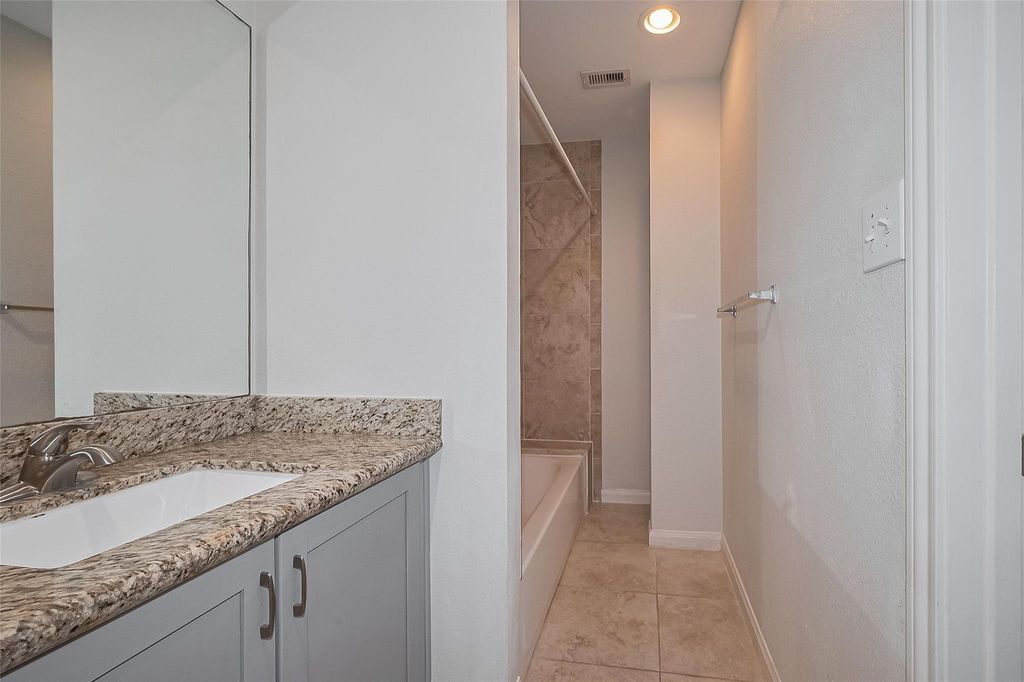 Photo of 5333 Richmond Avenue #25, Houston, TX 77056 (MLS # 64939825)