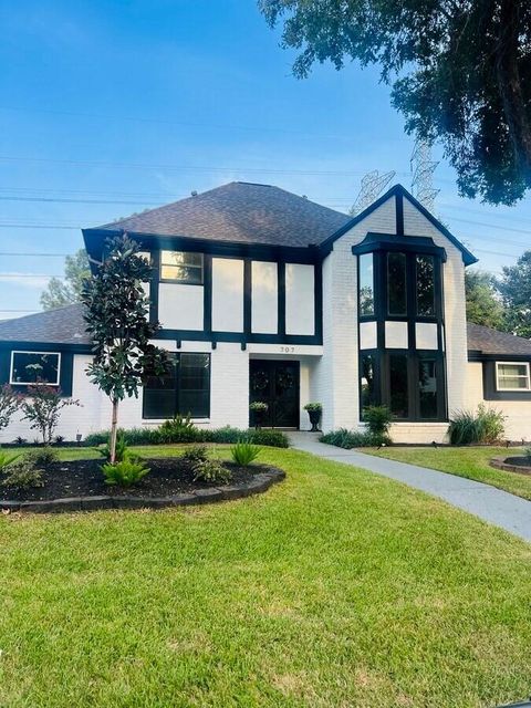 Photo of 707 Montclair Boulevard, Sugar Land, TX 77478 (MLS # 86382383)