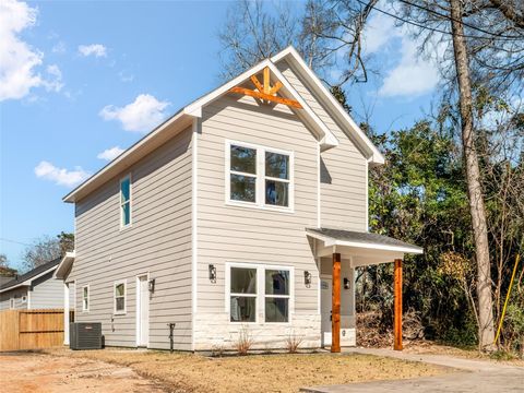 Homes For Sale - 16736 E Ivanhoe<br/> Montgomery, TX 77316