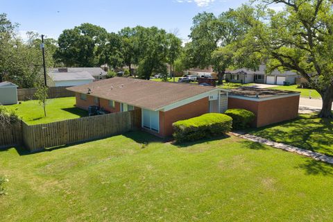 Homes For Sale - 10 Palm Place<br/> Angleton, TX 77515