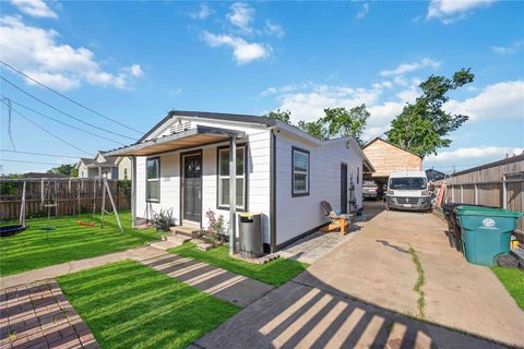 Tiny photo for 2311 Russell Street, Houston, TX 77026 (MLS # 17397634)