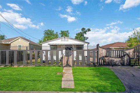 Tiny photo for 2311 Russell Street, Houston, TX 77026 (MLS # 17397634)