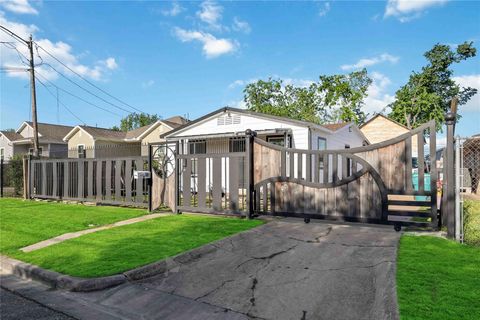 Tiny photo for 2311 Russell Street, Houston, TX 77026 (MLS # 17397634)