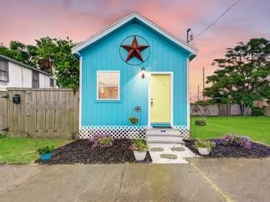 Photo of 3917 Winnie Street, Galveston, TX 77550 (MLS # 90966376)