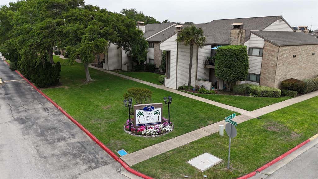 Photo of 7014 N Holiday Drive, Galveston, TX 77550 (MLS # 60218860)