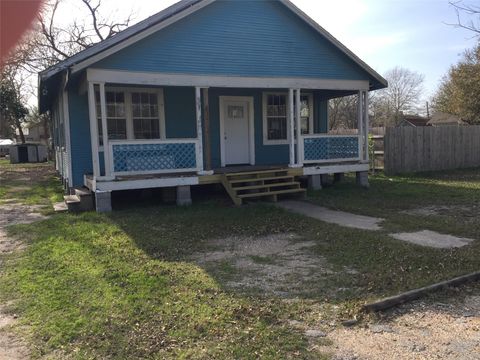 Photo of 310 Foerster, El Campo, TX 77437 (MLS # 32607654)