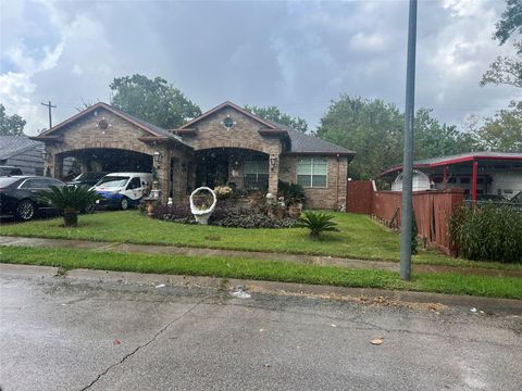 Photo of 5771 Belarbor Street, Houston, TX 77033 (MLS # 32096655)