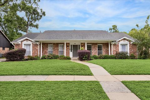 Photo of 427 Biscayne Boulevard, El Lago, TX 77586 (MLS # 20597981)