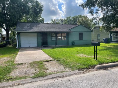 Photo of 317 Evans Street, Angleton, TX 77515 (MLS # 24004254)