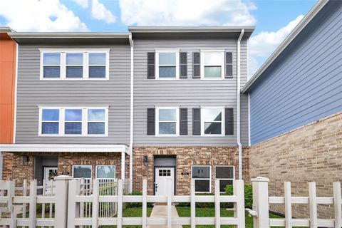 Townhouse For Sale - 5262 Ella Boulevard #104<br/> Houston, TX 77018