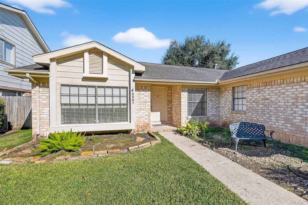 Photo of 2307 Brook View Lane, Sugar Land, TX 77479 (MLS # 78155353)