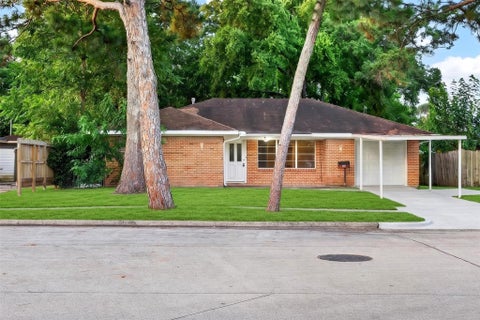 Photo of 530 Globe Street, Houston, TX 77034 (MLS # 18495774)